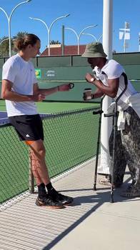 是真热爱🎾巴特勒拄拐前去看网球！与兹维列夫互动&给球迷签名
